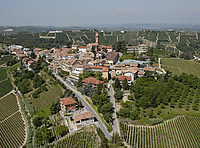 Vista aerea di Castiglione Tinella.