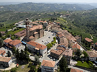 Vista aerea di Castiglione Tinella.