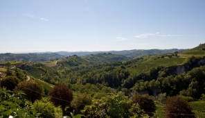 Panorama sul territorio circostante Castiglione Tinella, verso S. Stefano Belbo