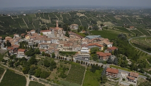 Una fotografia aerea di Castiglione Tinella, scattata dal fotografo Franco Bello